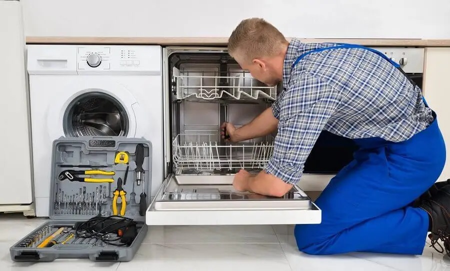 Kandıra Hotpoint servisi teknisyen ekibi beyaz eşya tamiri yaparken